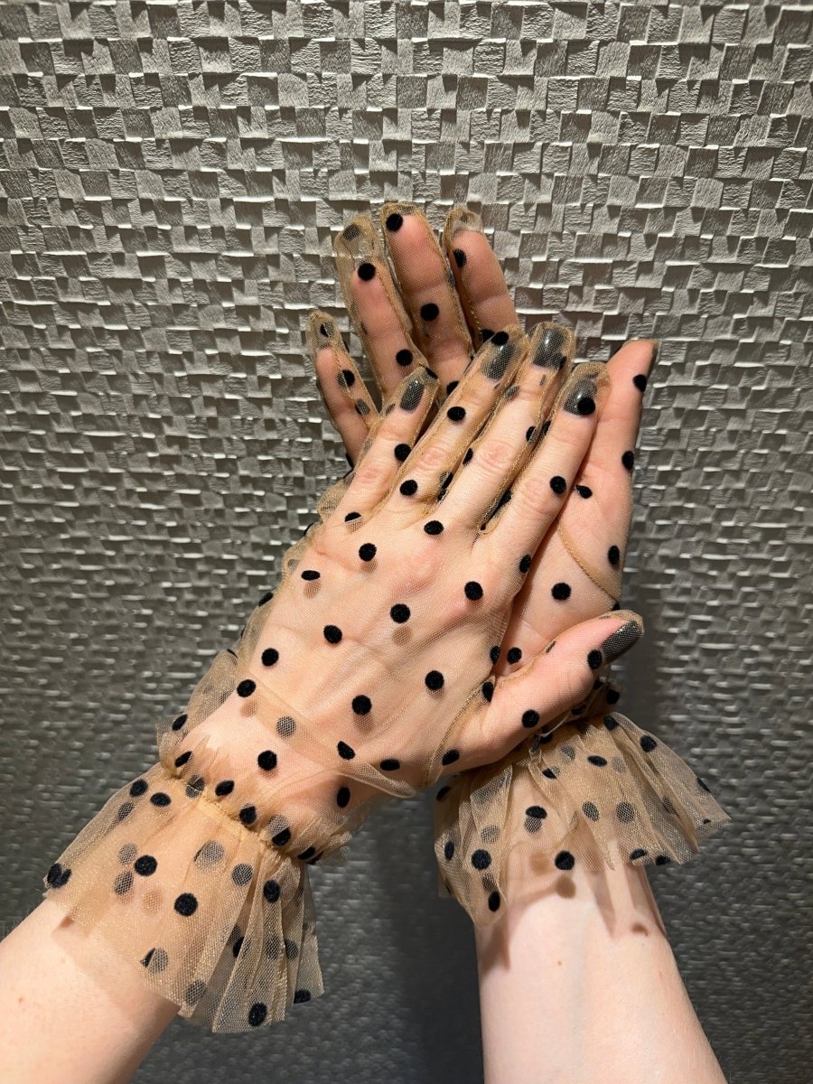 Short Gloves, "Polka Dot” in Beige - Stashe