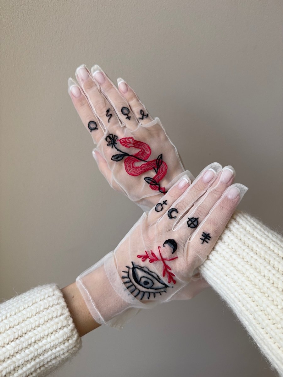 Short Gloves, "Tarot" in White - Stashe