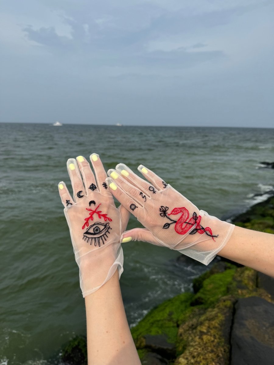 Short Gloves, "Tarot" in White - Stashe