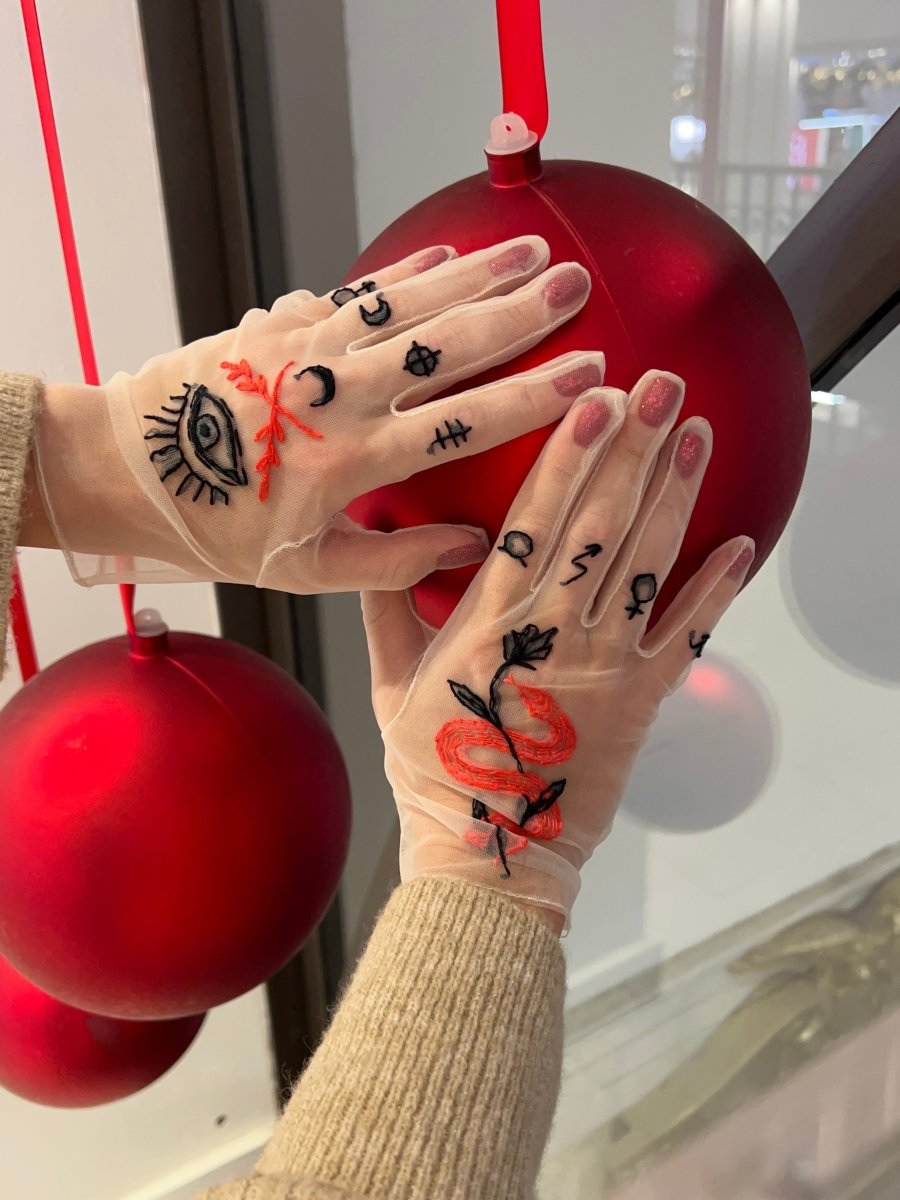 Short Gloves, "Tarot" in White - Stashe
