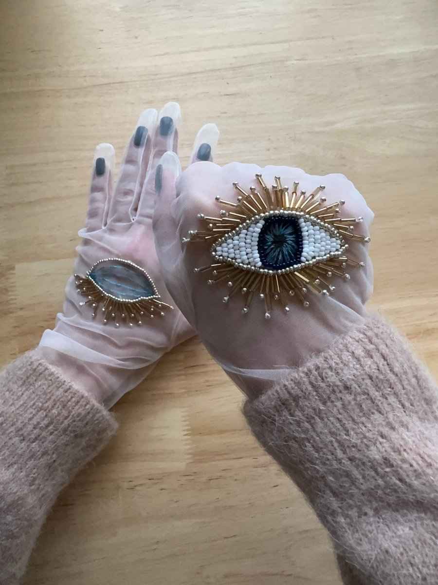 Short Gloves, "Eyes” in White - Stashe