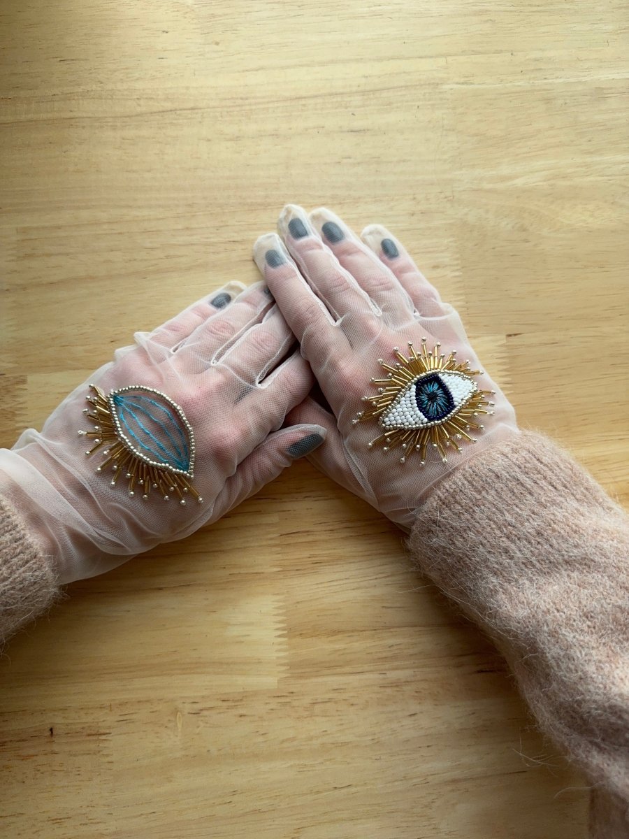 Short Gloves, "Eyes” in White - Stashe