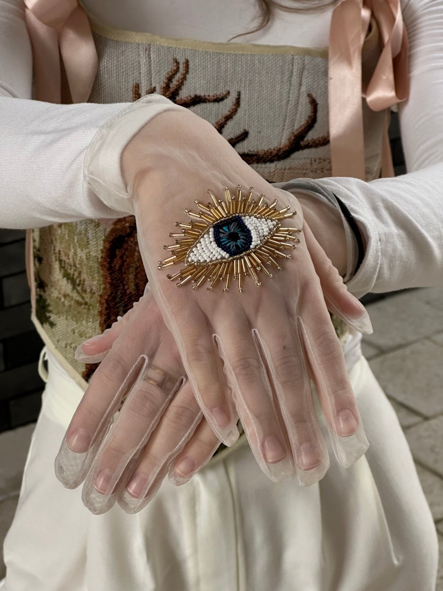 Short Gloves, "Eyes” in White - Stashe