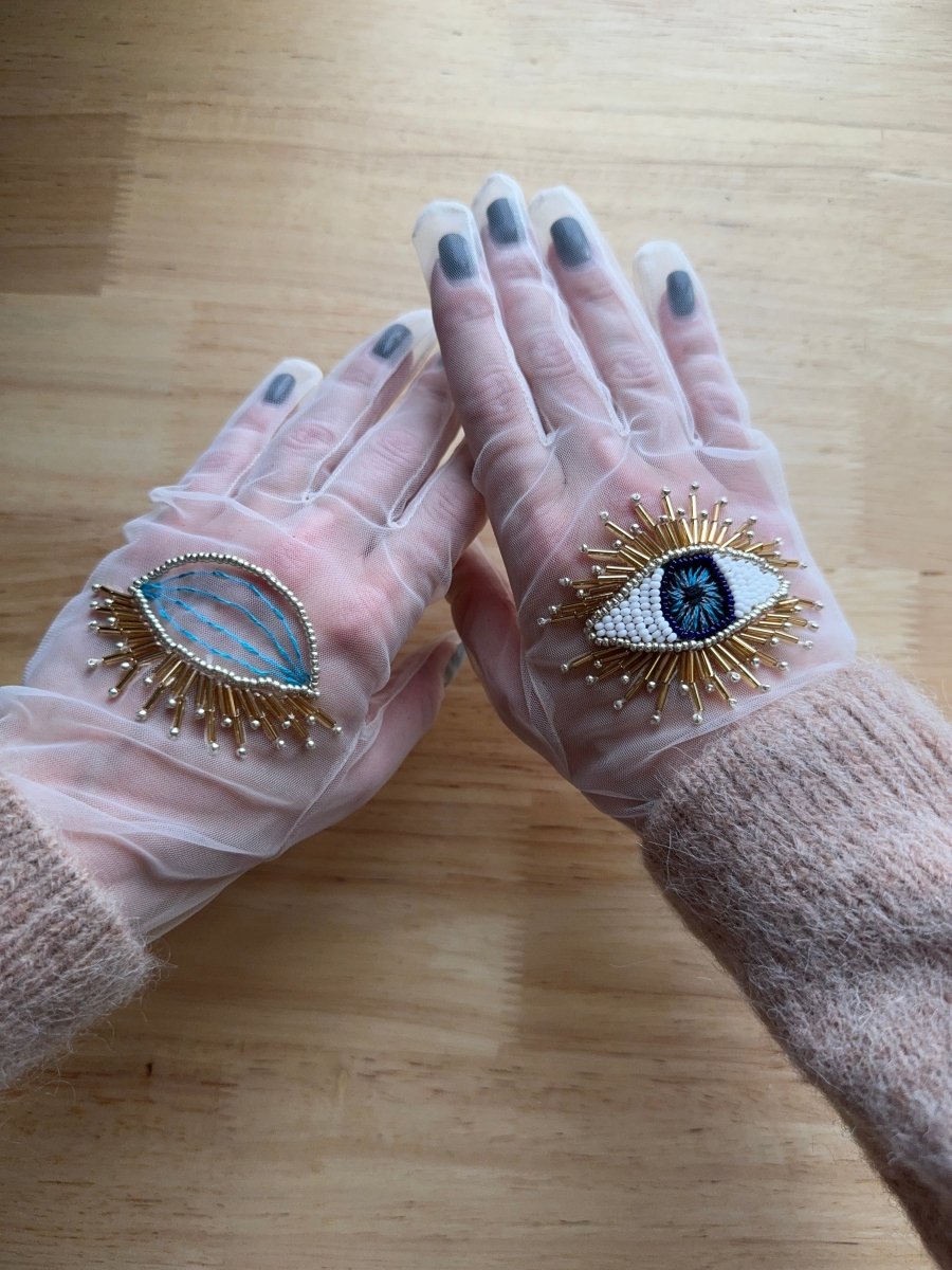 Short Gloves, "Eyes” in White - Stashe