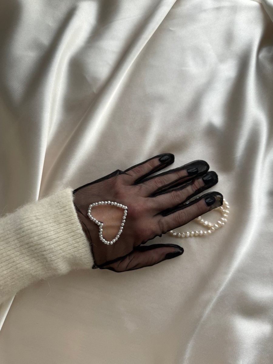 Short Gloves, "Heart" in Black - Stashe