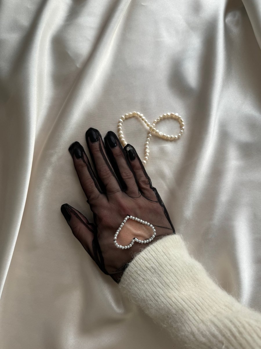 Short Gloves, "Heart" in Black - Stashe