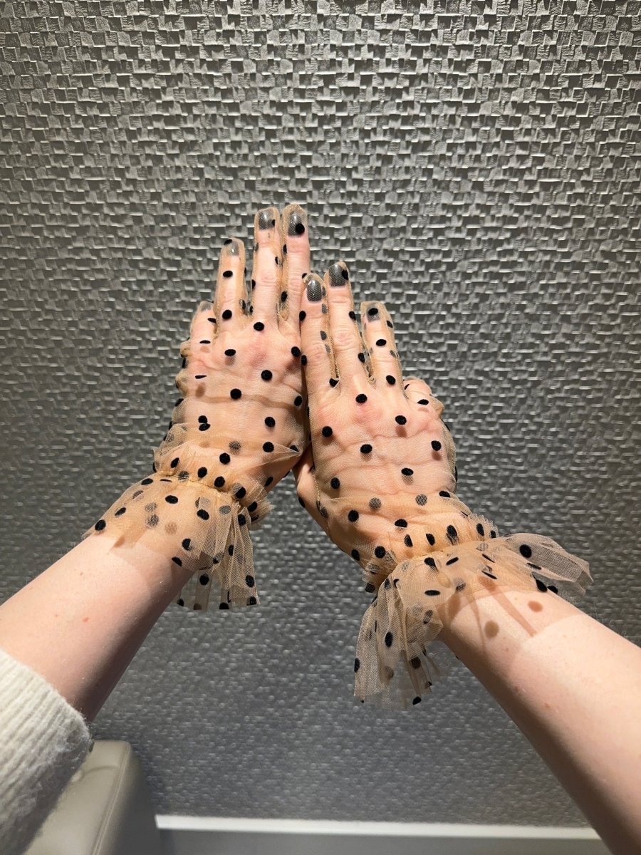 Short Gloves, "Polka Dot” in Beige - Stashe