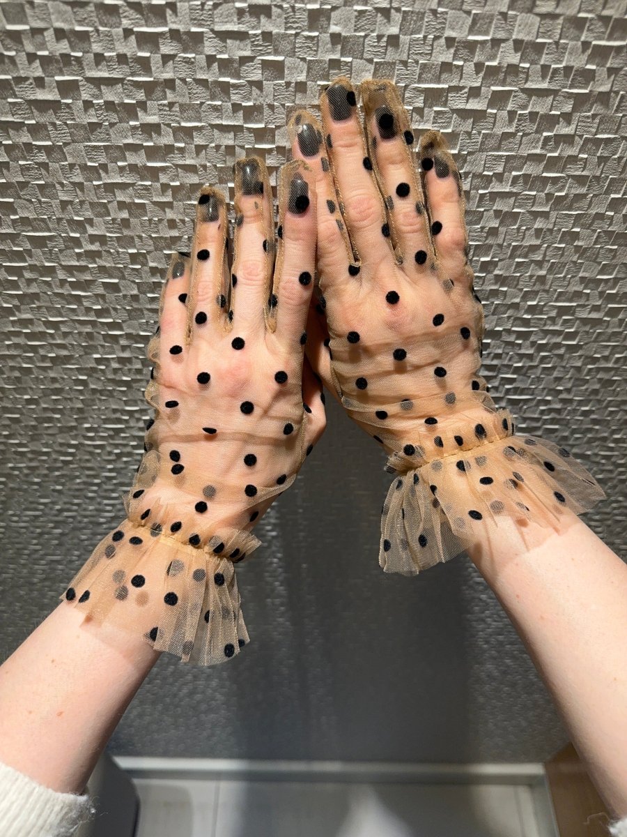 Short Gloves, "Polka Dot” in Beige - Stashe