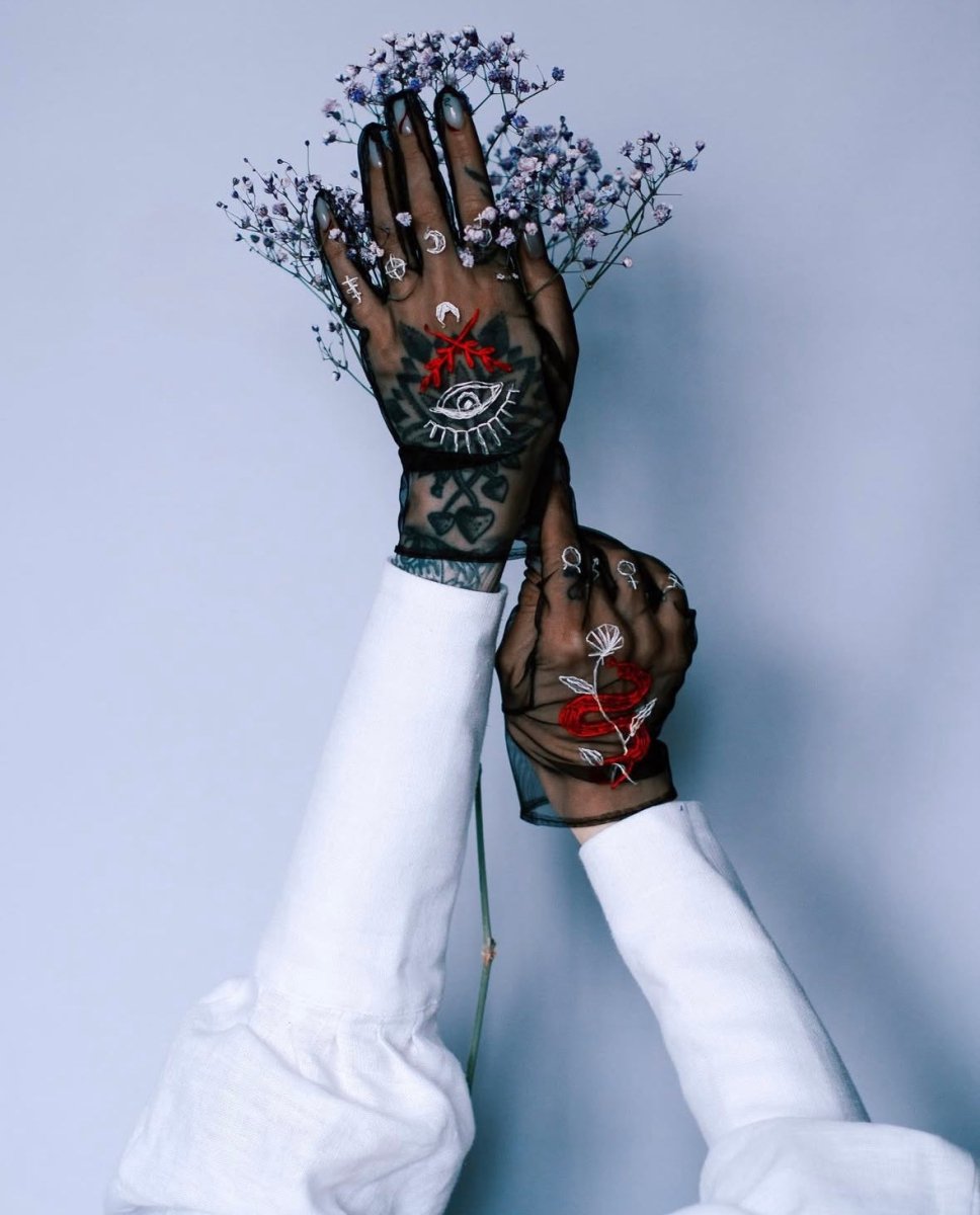 Short Gloves, "Tarot" in Black - Stashe