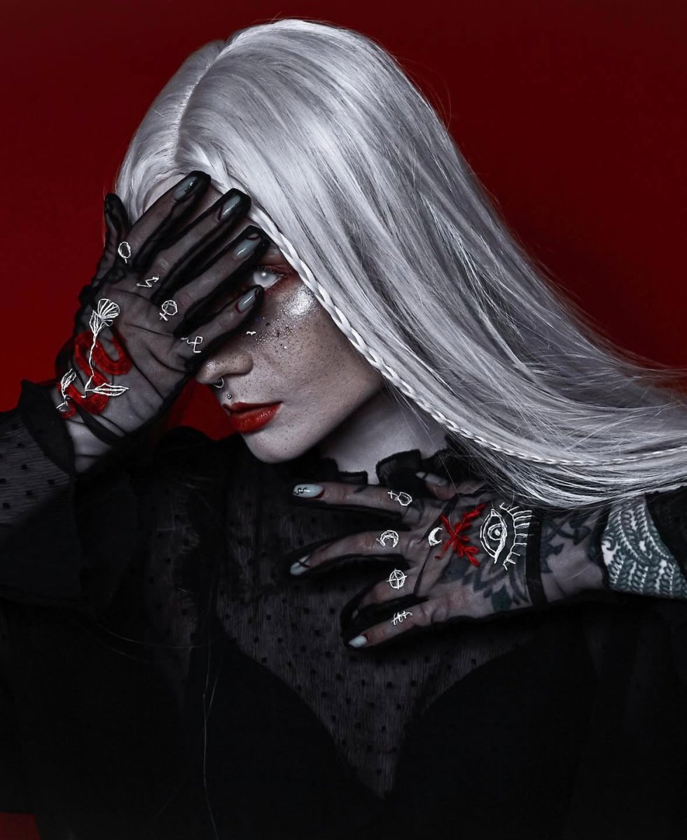 Short Gloves, "Tarot" in Black - Stashe